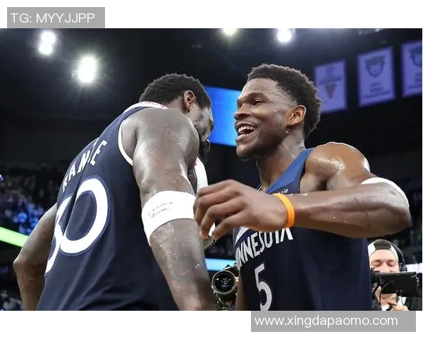 爱德华兹强突篮下终结,源自兰德尔妙传配合